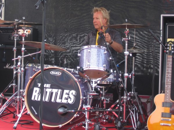 Dicky Tarrach – The Rattles